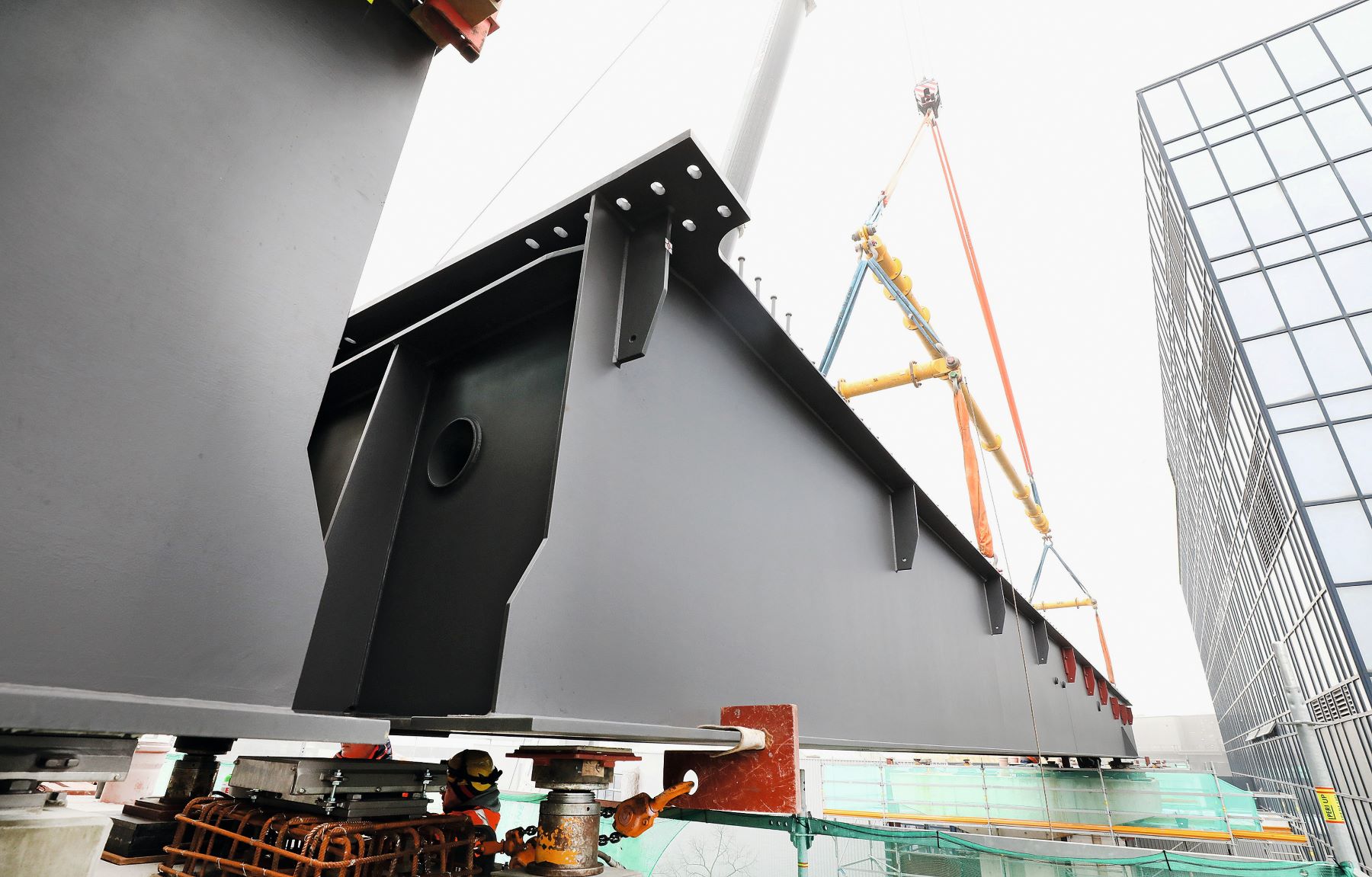 Maßarbeit: Die bis zu 187 Tonnen schweren Träger müssen millimetergenau platziert werden.