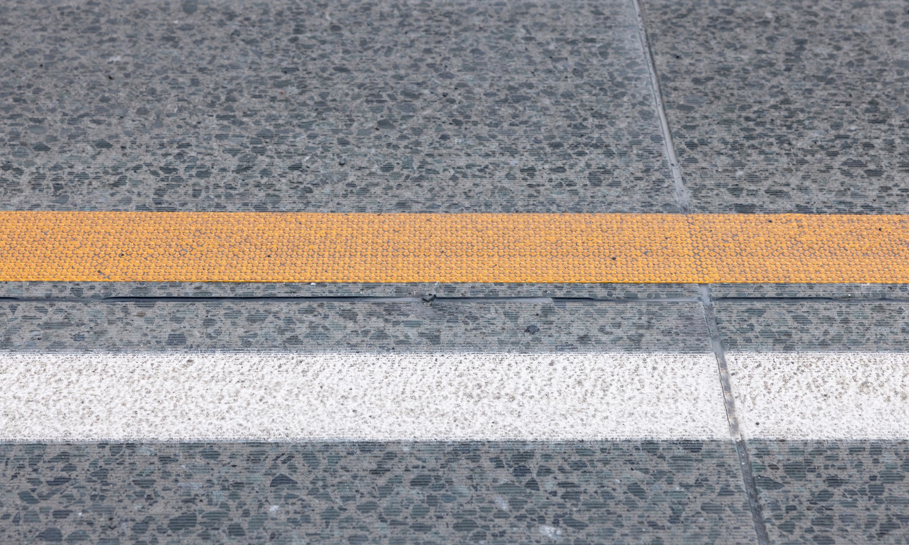 Nahaufnahme von der neuen Fahrbahndecke mit Zement von Heidelberg Materials