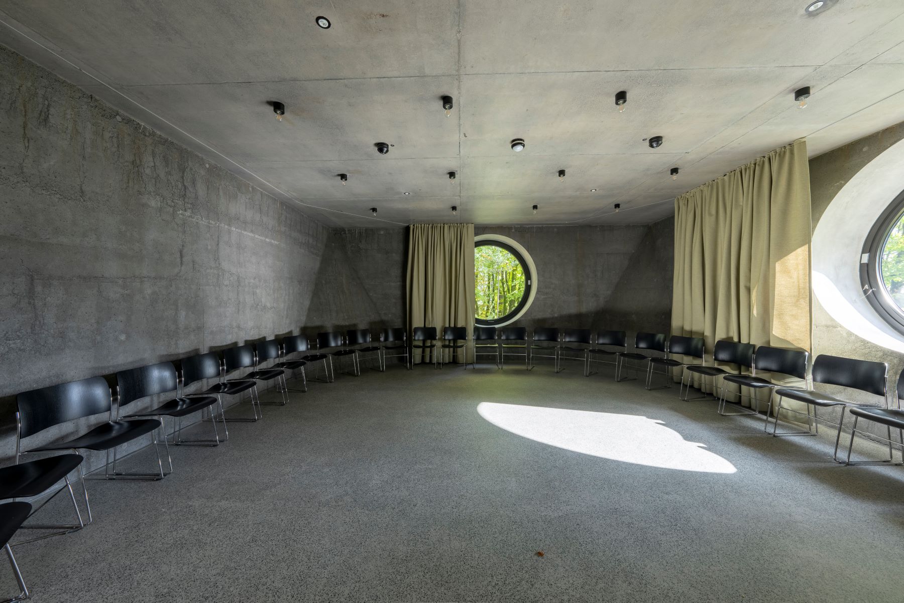 Das Seminargebäude der Gedenkstätte Hinzert, gefertig aus Leichtbeton von Heidelberg Materials.